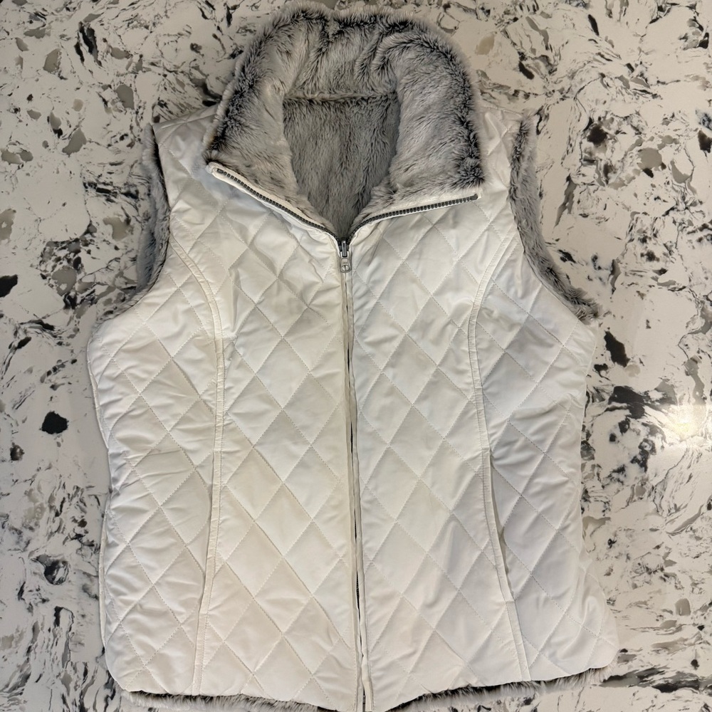 🎀 REVERSIBLE Vest
Lightweight, Quilted & Faux Fur
Two Looks in One! 🎀